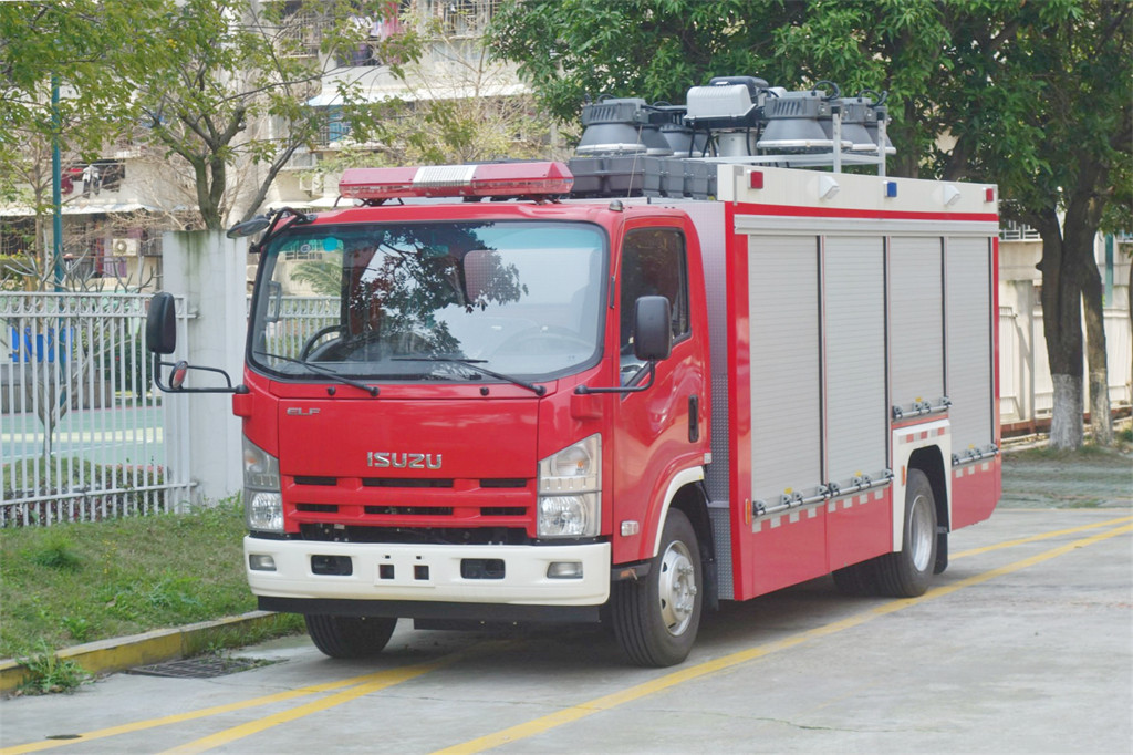 ‌Fire scene lighting fire truck Isuzu