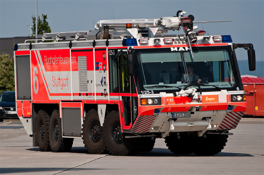 airport fire fighting truck