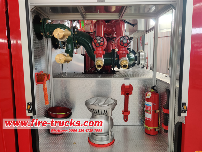 Isuzu FVR GIGA 8cbm water fire truck