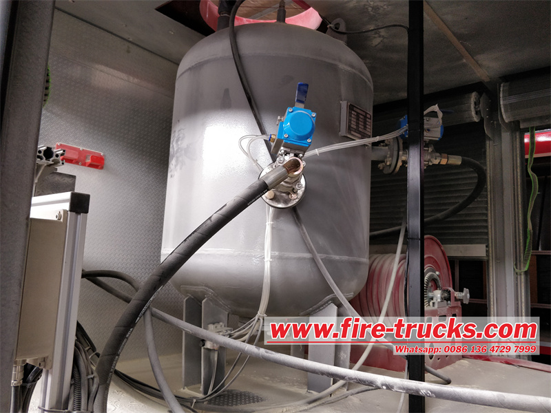 Isuzu GIGA 15cbm dry powder foam water fire engine