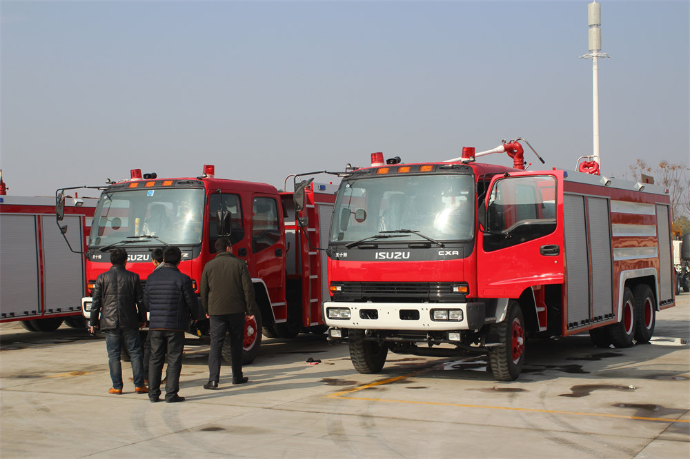 Isuzu FVZ 3000 gallon fire tanker