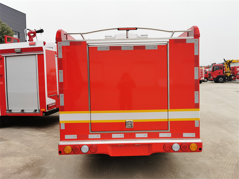 Isuzu 4x4 pickup fire command vehicle rear body
