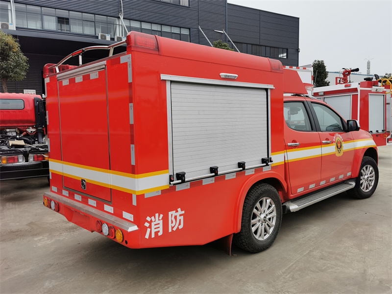 Isuzu off road 4x4 pick up fire truck