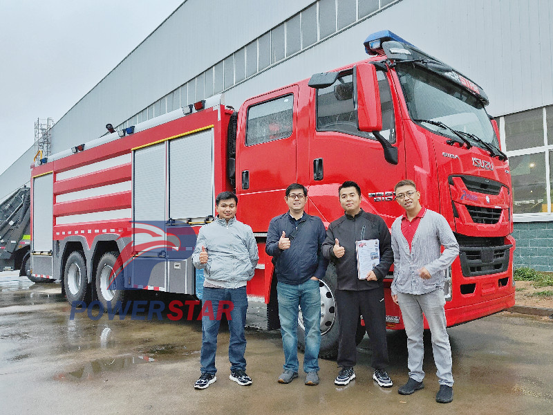 Isuzu GIGA fire truck doing after sale service