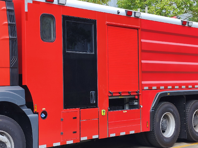 HOWO fire truck with independent crew cabin