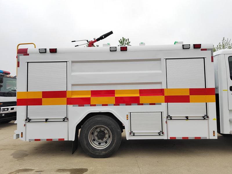 ISUZU FTR tanker fire truck for sale