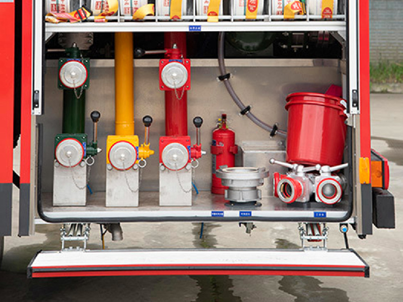 CAFS system fire engine with pipelines