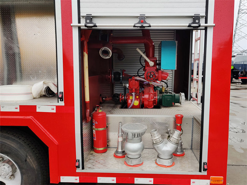 ISUZU NKR small fire pumper truck