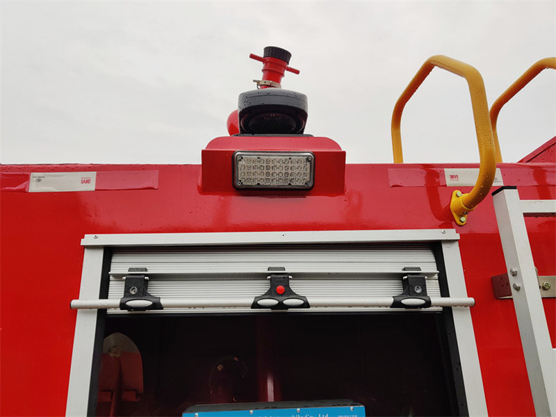 ISUZU 3000 liters tanker fire truck