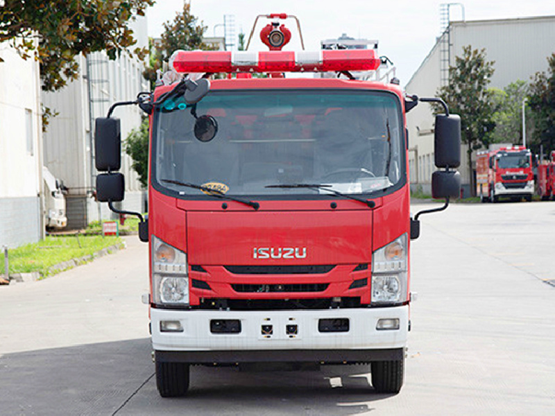 ISUZU tanker fire truck mounted on NPR truck chassis