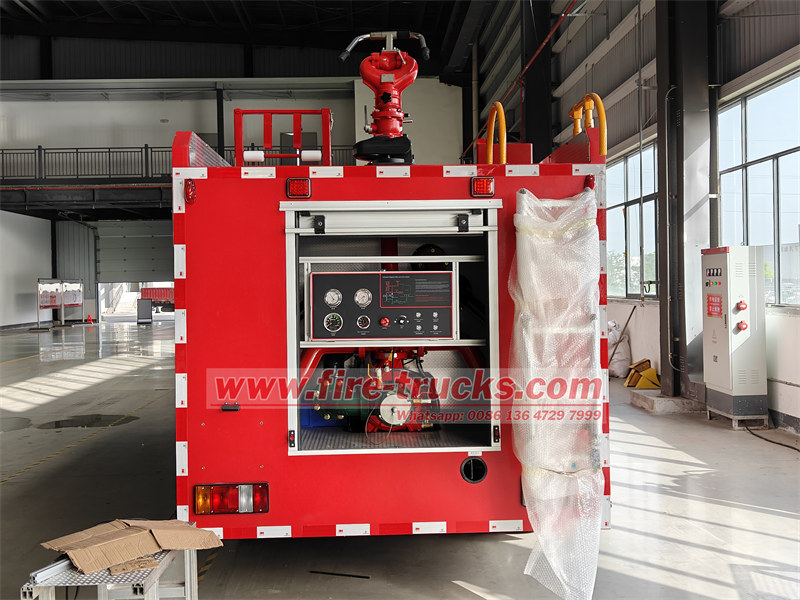 ISUZU 100P mini water tanker fire truck