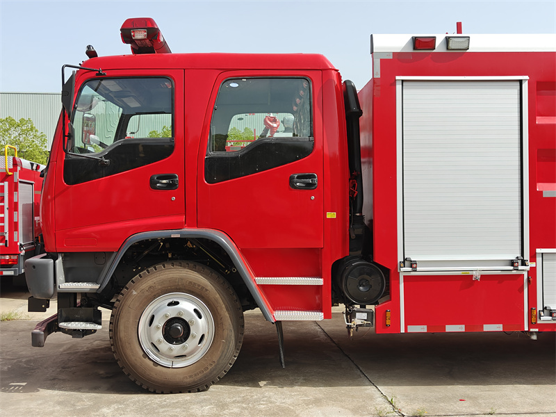 Isuzu FVR fire tanker truck with crew cabin