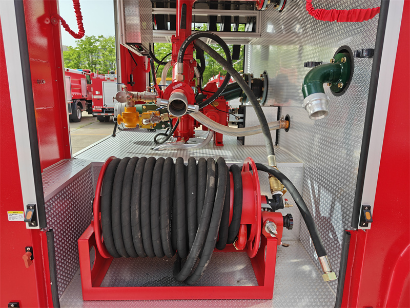 Isuzu tanker fire truck with 30m hose reel