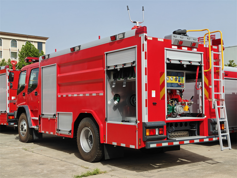 Isuzu pumper fire fighting truck