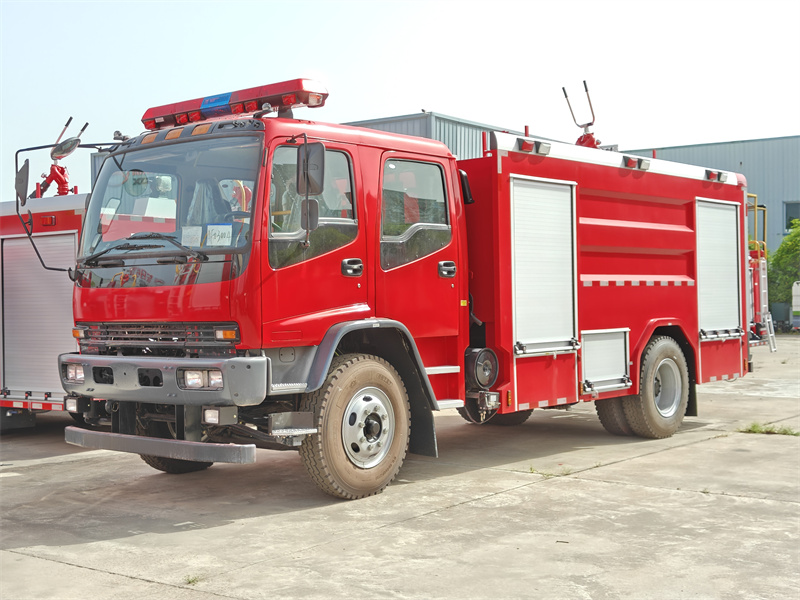 Isuzu pumper fire fighting truck