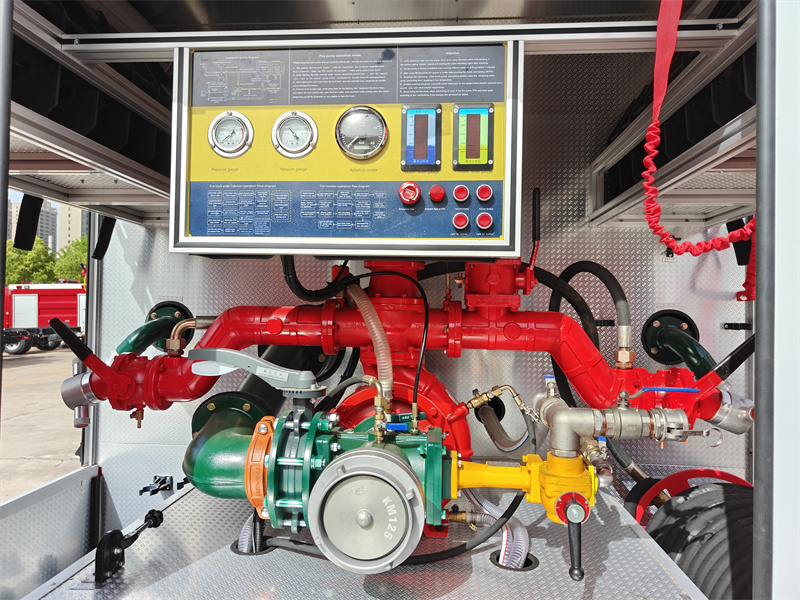 Isuzu FVR fire truck rear pump room