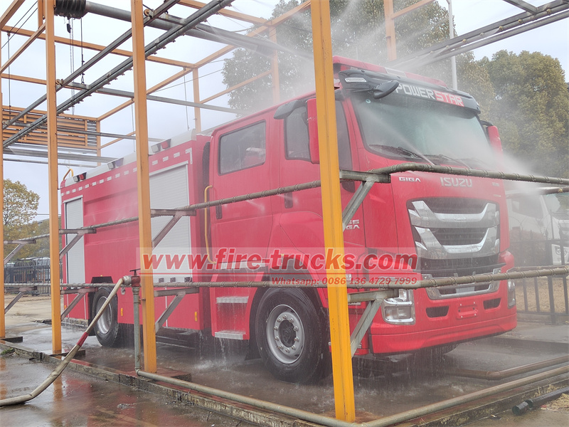 ISUZU GIGA fire pumper tank truck watering test
