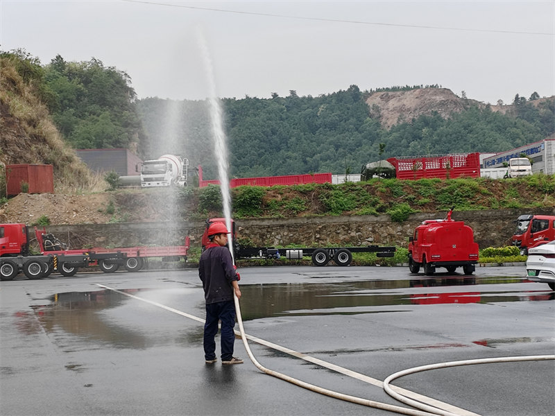 4×4 pickup fire fighting truck