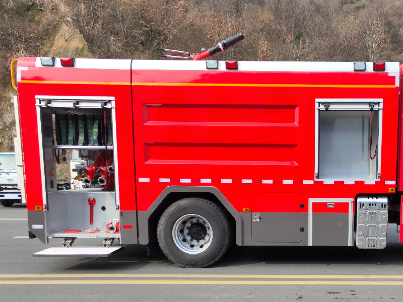 DONGFENG fire fighting truck with tanker body