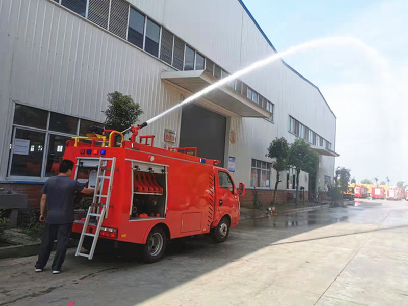 Dongfeng mini water firefighting truck testing at factory