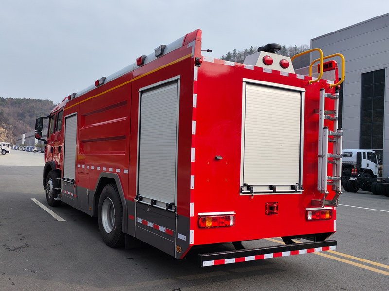 HOWO water foam fire vehicles