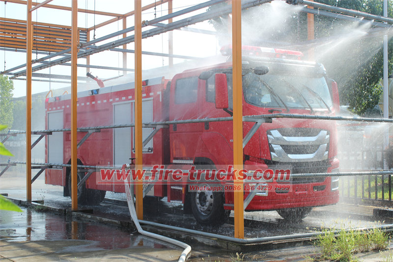 Isuzu water fire fighting truck rain testing