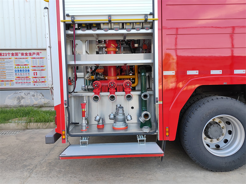 HOWO 12 wheeler tender fire truck