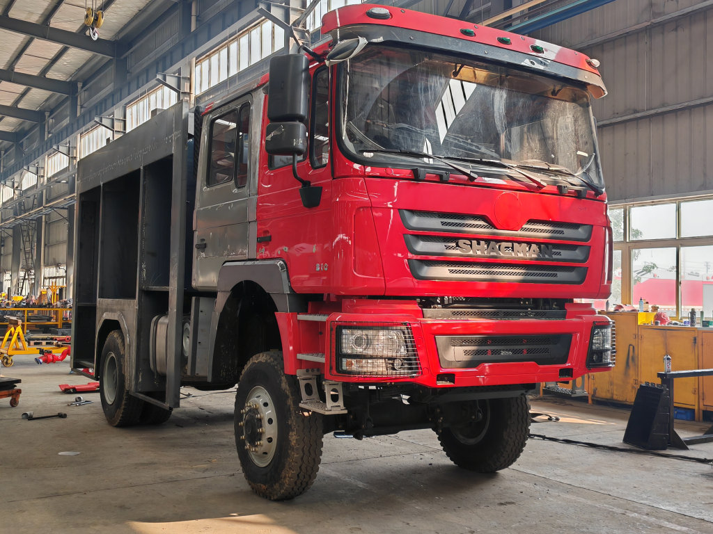 Shacman 4x4 AWD military fire trucks workshop Shacman 4x4 AWD military fire trucks workshop