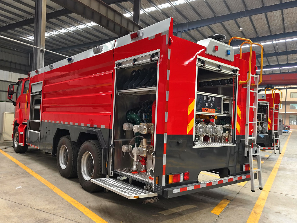 Togo Isuzu giga Industrial Foam Tender Fire Truck