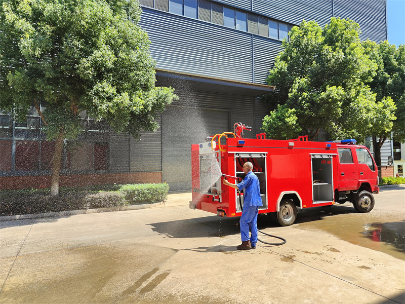 Isuzu 100P 4x4 crew row water fire vehicle