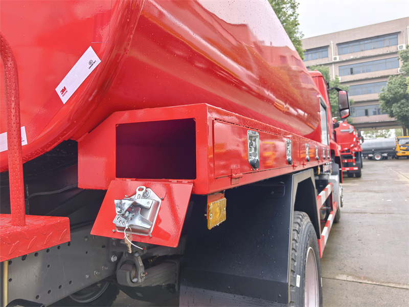 HOWO NX 7500 liters water fire rescue truck