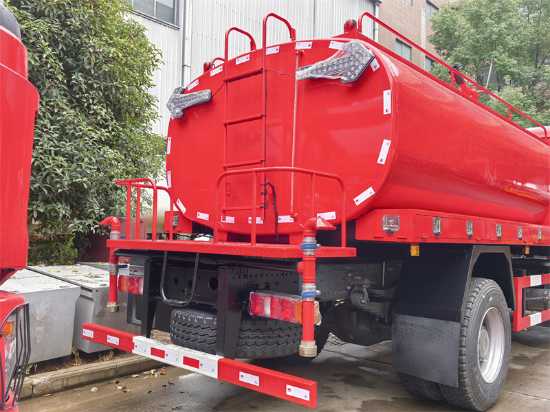 HOWO NX 7500 liters water fire rescue truck