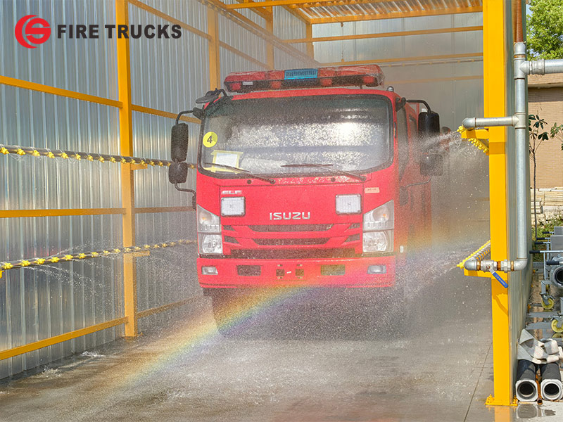 ISUZU NPR 189HP 4x2 Foam Attack Fire Truck Test