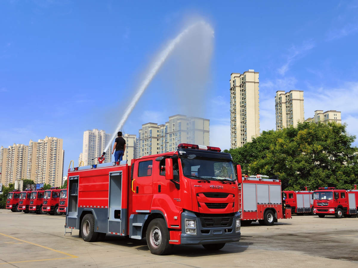 8000L Isuzu GIGA fire service truck export to Yemen